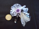 Broche blanche fleur mauve n&deg;8