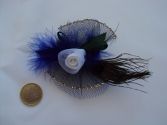 Broche fleur blanche plume bleu dur n&deg;25