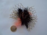 Broche fleur brune plumes saumon n&deg;18