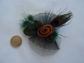 Broche fleur camel plumes vertes n&deg;17