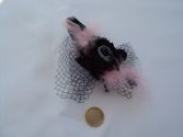 Broche fleur noire plume rose n&deg;4