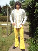 Pantalon moutarde, chemise &eacute;crue satin &agrave; volants